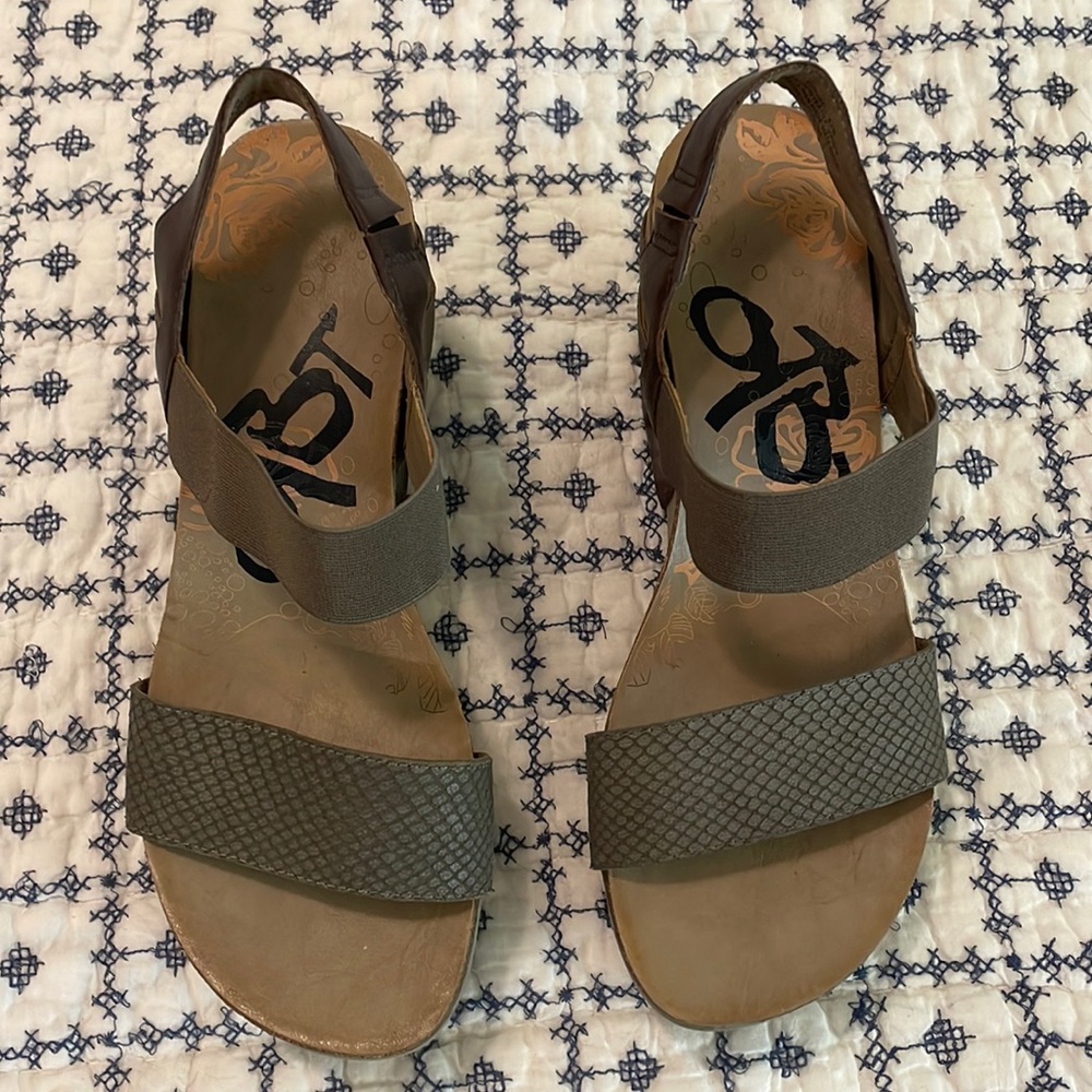 Excellent condition OTBT wedge heals. Size 8.5M